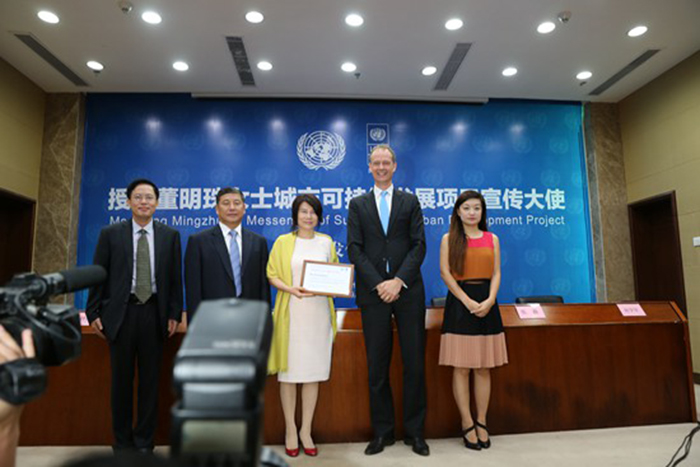 格力大金總部董明珠與與會(huì)人員合照